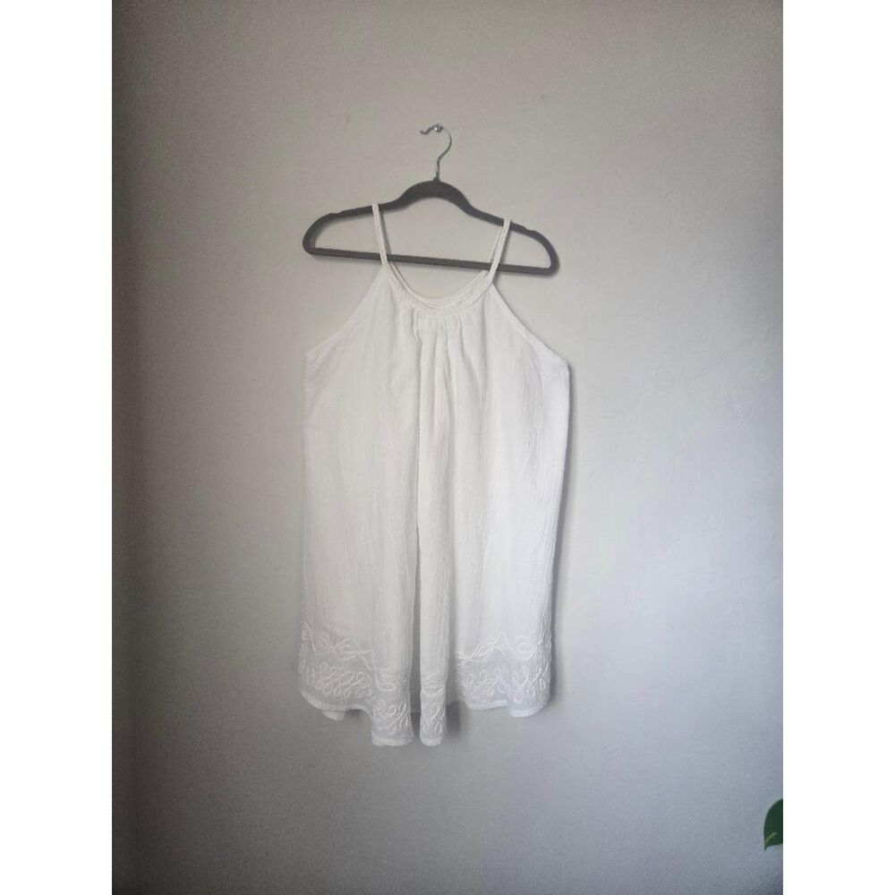 Sleeveless White camisole-style blouse / tunic top. One size